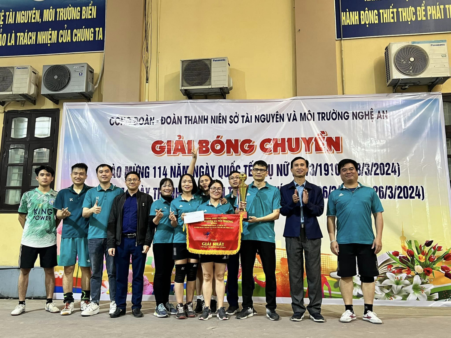 Đội bóng chuyền hơi nam nữ Trung tâm Quan trắc đạt giải nhất, giải thể thao chào mừng ngày Quốc tế phụ nữ và ngày thành lập Đoàn TNCS Hồ Chí Minh